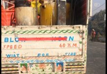 पिकप और मोटरसाइकिल में जोरदार टक्कर