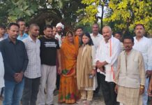 गोंडा में विनोद साहनी हत्याकांड: परिजनों से मिला AICC प्रतिनिधिमंडल, कांग्रेस ने न्याय की लड़ाई लड़ने का दिया भरोसा